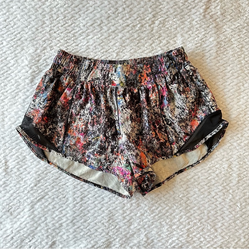 Lululemon Hotty Hot Short II *2.5" Vitalize Multi / Black size 6